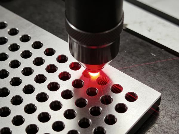 重塑行业标准:红外飞秒激光切割机在钛合金盲孔加工中的应用-超越激光 重塑行业标准:红外飞秒激光切割机在钛合金盲孔加工中的应用-超越激光